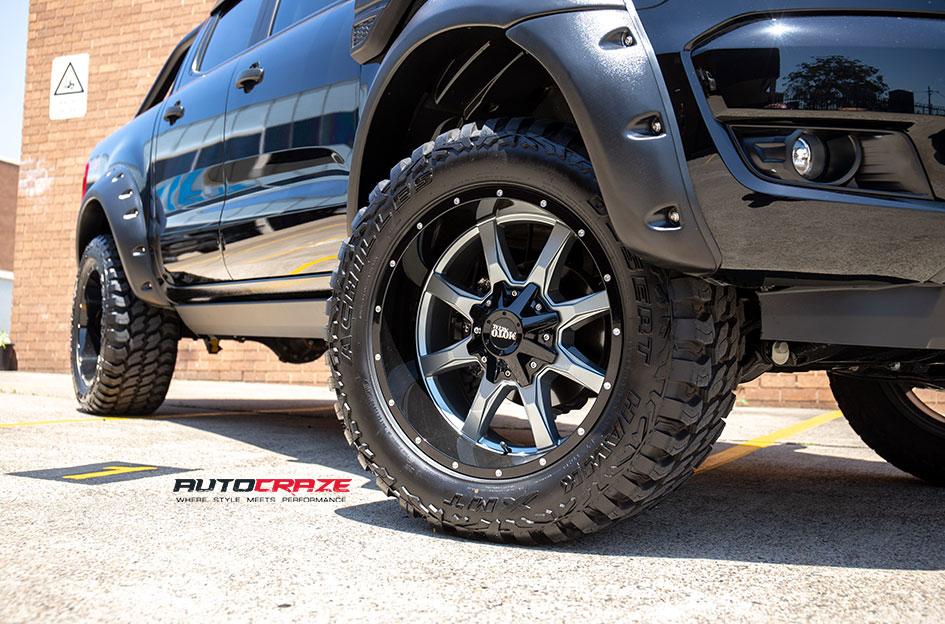 FORD RANGER MO970 GLOSS GREY CENTRE WITH BLACK LIP